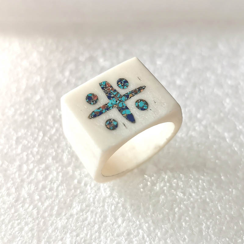Anello con simboli di amuleto  - Ethnic Fashion Com recensione e prezzo